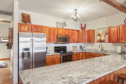 Large quartz countertops, breakfast bar with stools.