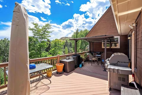 Welcome to Garden Trails! Step onto the pergola-covered deck, complete with wicker seating and a gas grill, perfect for morning coffee or evening meals with mountain views nearby.
