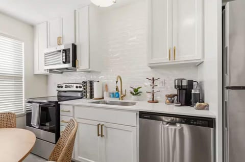 Luxury House | Private kitchen | Coffee/tea maker, full-size fridge, microwave, oven