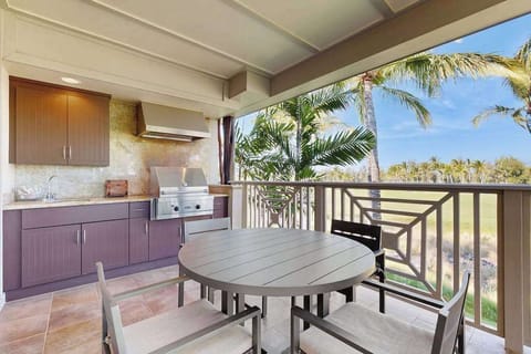 Covered lanai with outdoor dining