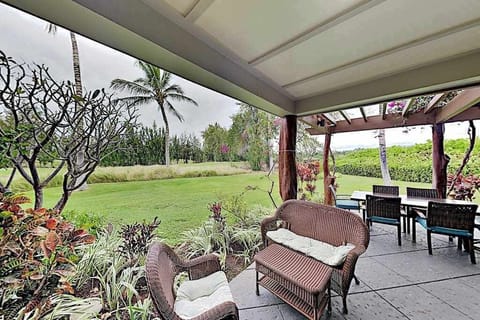 Private lanai with a enough seating for everyone to enjoy.