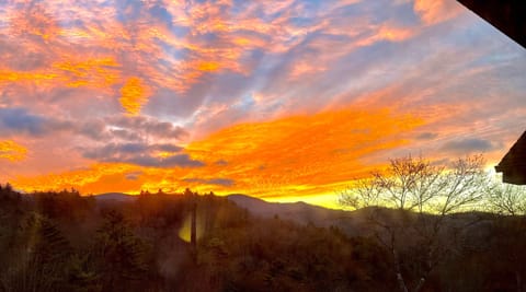 Unobstructed sunrise view from Mount LiveJoy-worth waking up for!