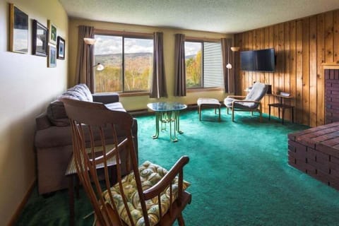 Living room with beautiful mountain views!