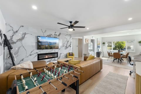Living Room
Smart Tv, Fireplace, Gaming Table