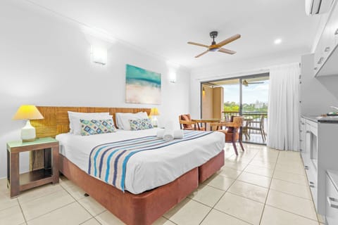 Enjoy the cosy studio layout where a king bed, intimate dining area, well-equipped kitchenette and private balcony come together in one light-filled space overlooking the lagoon.