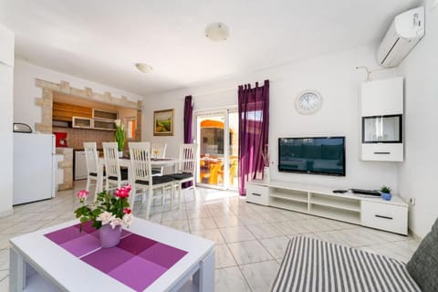 Standard House, 5 Bedrooms, Microwave (Pool & Jacuzzi Home NadaLina) | Living area