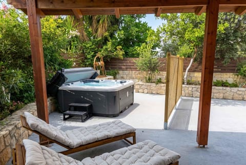 Standard Studio, 1 Queen Bed, Hot Tub, Mountain View | Iron/ironing board, cribs (free), WiFi (free), bed sheets