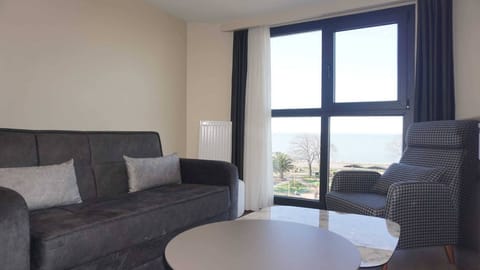 Luxury Suite, Sea View | Living area