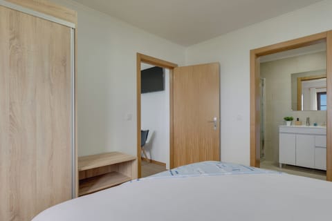 Iron/ironing board, WiFi (free)