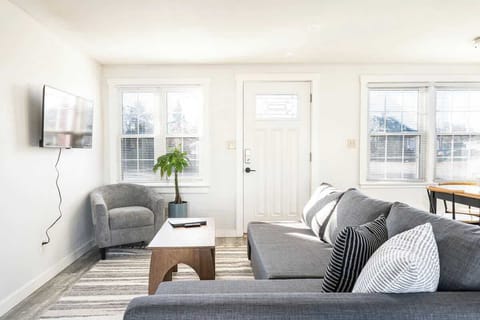 #FurnishedMonthly #StayinMyDistrict 