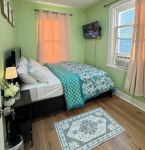 Separate one bedroom, share kitchen bathroom