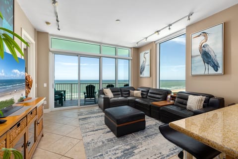 Welcome to Sapphire #1709 - your private escape with sweeping views of the Gulf from the 17th floor.