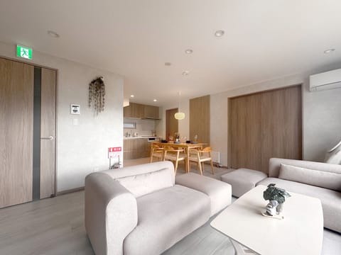 Basic House, City View | Living area