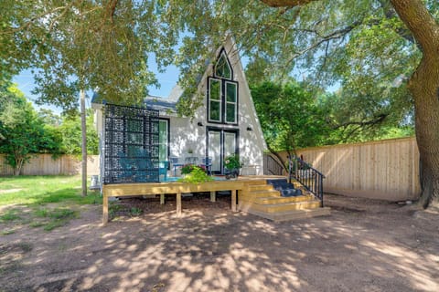 Tomball Vacation Rental | 1BR + Loft | 1BA | 600 Sq Ft