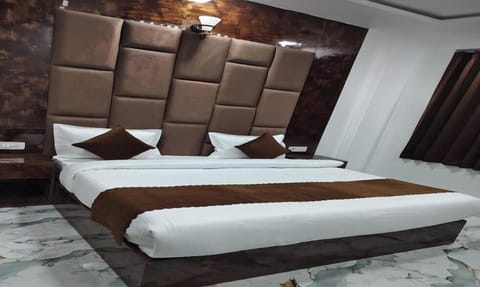 Deluxe Room, Garden View | Desk, WiFi (free)
