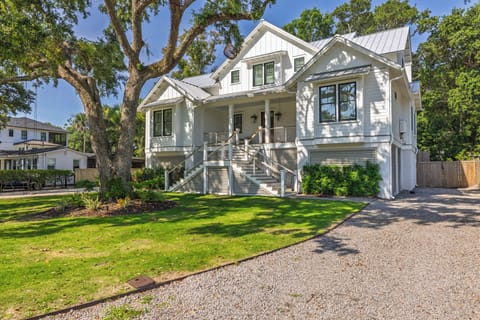 Welcome to Isle of Coladas, a luxury retreat located on Isle of Palms