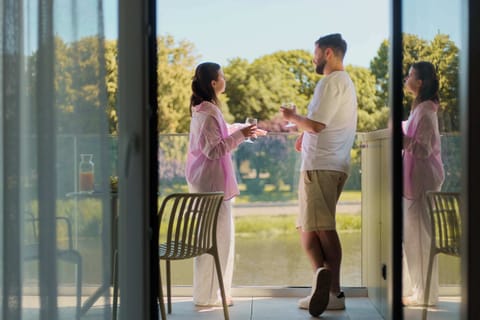 Wyjątkowym atutem apartamentu jest balkon z widokiem na rzekę, wyposażony w meble wypoczynkowe. To idealne miejsce na poranną kawę, odpoczynek w ciągu dnia lub spokojny wieczór w otoczeniu zieleni.