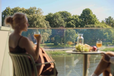 Wyjątkowym atutem apartamentu jest balkon z widokiem na rzekę, wyposażony w meble wypoczynkowe. To idealne miejsce na poranną kawę, odpoczynek w ciągu dnia lub spokojny wieczór w otoczeniu zieleni.