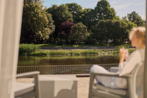 Wyjątkowym atutem apartamentu jest balkon z widokiem na rzekę, wyposażony w meble wypoczynkowe. To idealne miejsce na poranną kawę, odpoczynek w ciągu dnia lub spokojny wieczór w otoczeniu zieleni.