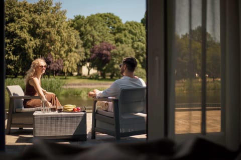 Wyjątkowym atutem apartamentu jest balkon z widokiem na rzekę, wyposażony w meble wypoczynkowe. To idealne miejsce na poranną kawę, odpoczynek w ciągu dnia lub spokojny wieczór w otoczeniu zieleni.