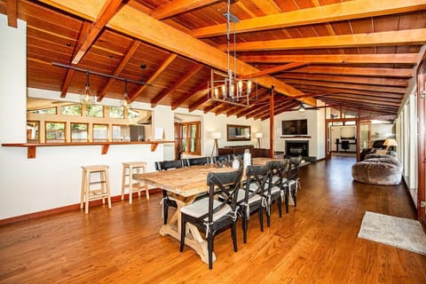 The dining table can actually seat 10 guests and there are now 4 more bar stools to seat people at the counter top