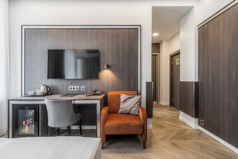 Hypo-allergenic bedding, minibar, in-room safe, desk