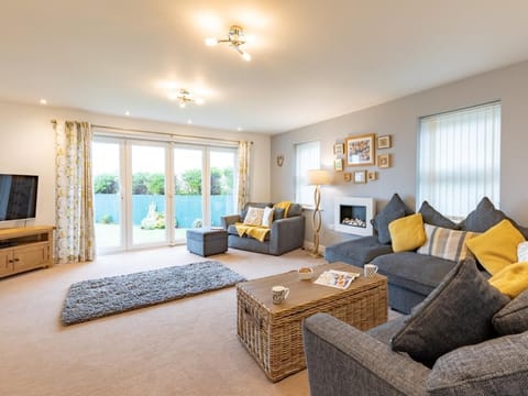 Spacious lounge 