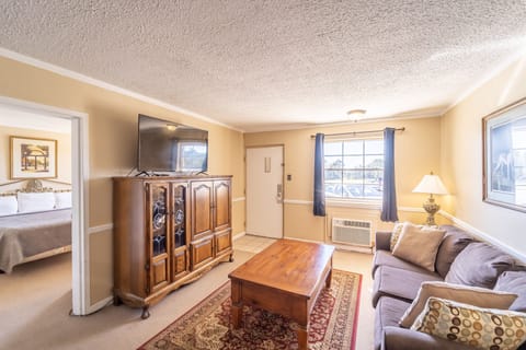 Suite | Desk, free WiFi, bed sheets