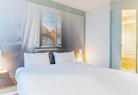 Premium bedding, desk, soundproofing, free WiFi