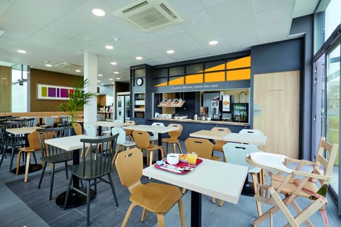 Daily buffet breakfast for a fee