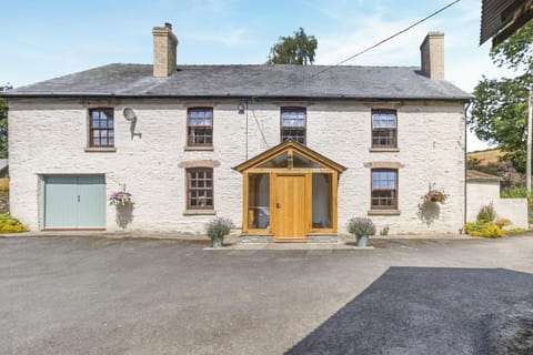 Situated on the Offa's Dyke path, perfect for walks from the door