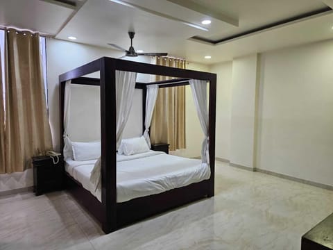 Elite Double Room | Laptop workspace
