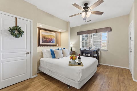 King Suite, Kitchenette, Cable, Wifi!