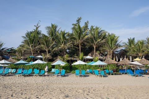 Private beach nearby, white sand, beach umbrellas