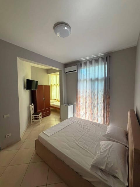 Triple Room | WiFi (free), individually furnished, bed sheets