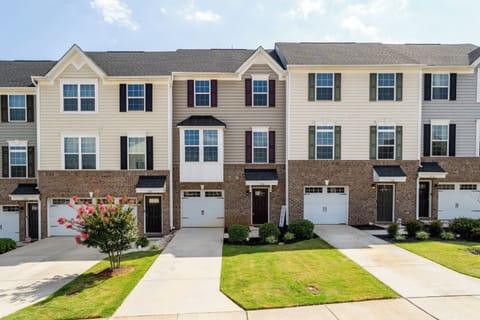 Welcome to Misty Place! Spacious and loaded to amenities! 