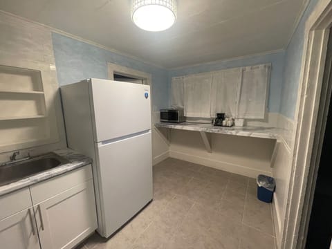 Classic Studio Suite, 1 Queen Bed, Non Smoking (Cottage) | Private kitchenette | Fridge, microwave