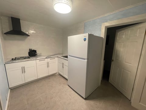 Classic Studio Suite, 1 Queen Bed, Non Smoking (Cottage) | Private kitchenette | Fridge, microwave