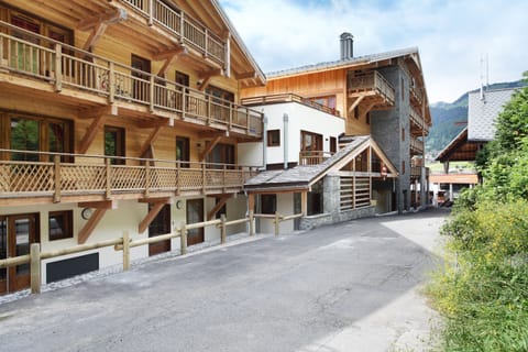Balconies are a feature of every apartment in the residence, a spot to take in the mountain air after a day on the Châtel slopes.