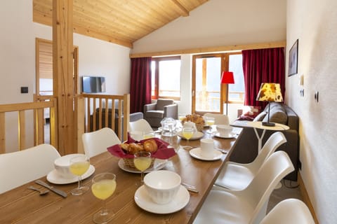 The spacious dining area with a large table for eight — a proper group setting for evenings in after a day on the Portes du Soleil.