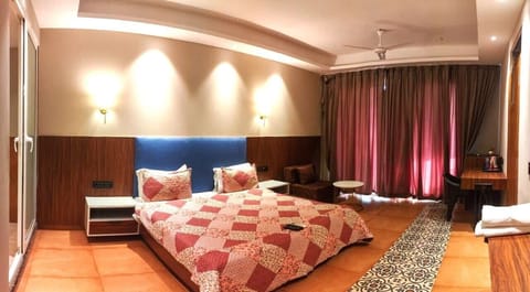 Iron/ironing board, WiFi (free)