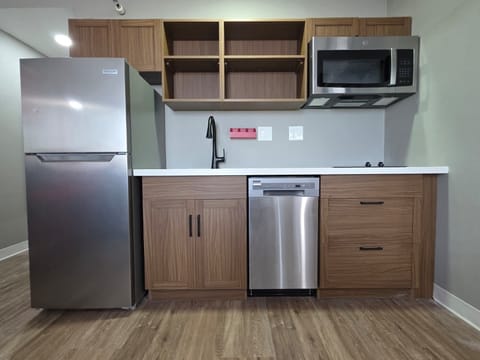 1 King Bed, Premier Tower Room, Full Kitchen, Walk-In Shower, Non-Smoking | Premium bedding, pillowtop beds, in-room safe, desk