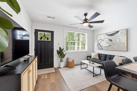 House, 1 King Bed, Garden View (Millan Enterprises (423 N 1st St)) | Living area