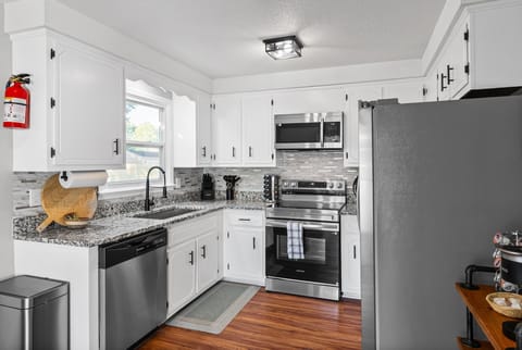 House, Multiple Beds, Garden View (1579 Mary Beth Ln (Joe DeMars)) | Private kitchen