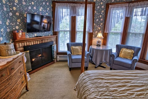 Romantic Mountain View Room, Queen Bed, Fireplace | Egyptian cotton sheets, premium bedding, down comforters, pillowtop beds