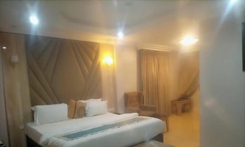 Deluxe Suite | In-room safe, desk, laptop workspace, WiFi (free)