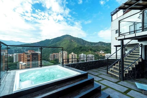 💦 Hot tub with a panoramic view of the city and the mountains. Relax in an exclusive outdoor hot tub while enjoying a spectacular view of Cali. The space features a spacious terrace, perfect for unwinding and spending time together at sunset.