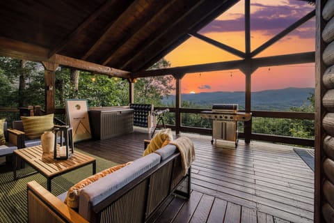 End your day exactly here — golden light, mountain silhouettes, total serenity.