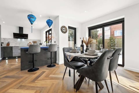 The contemporary dining area at Blue Puffin Stays Short Lets & Serviced Accommodation provides a chic and comfortable setting for shared meals, whether it’s breakfast before exploring or dinner with family and friends.
