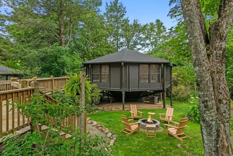 Gather around the fire pit as the trees close in around you. Birdie Bungalow's wooded setting feels like a world apart.